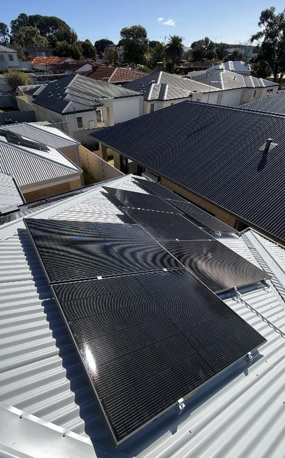 Jinko 475W solar panels on the front hips of a Colorbond roof in Kardinya